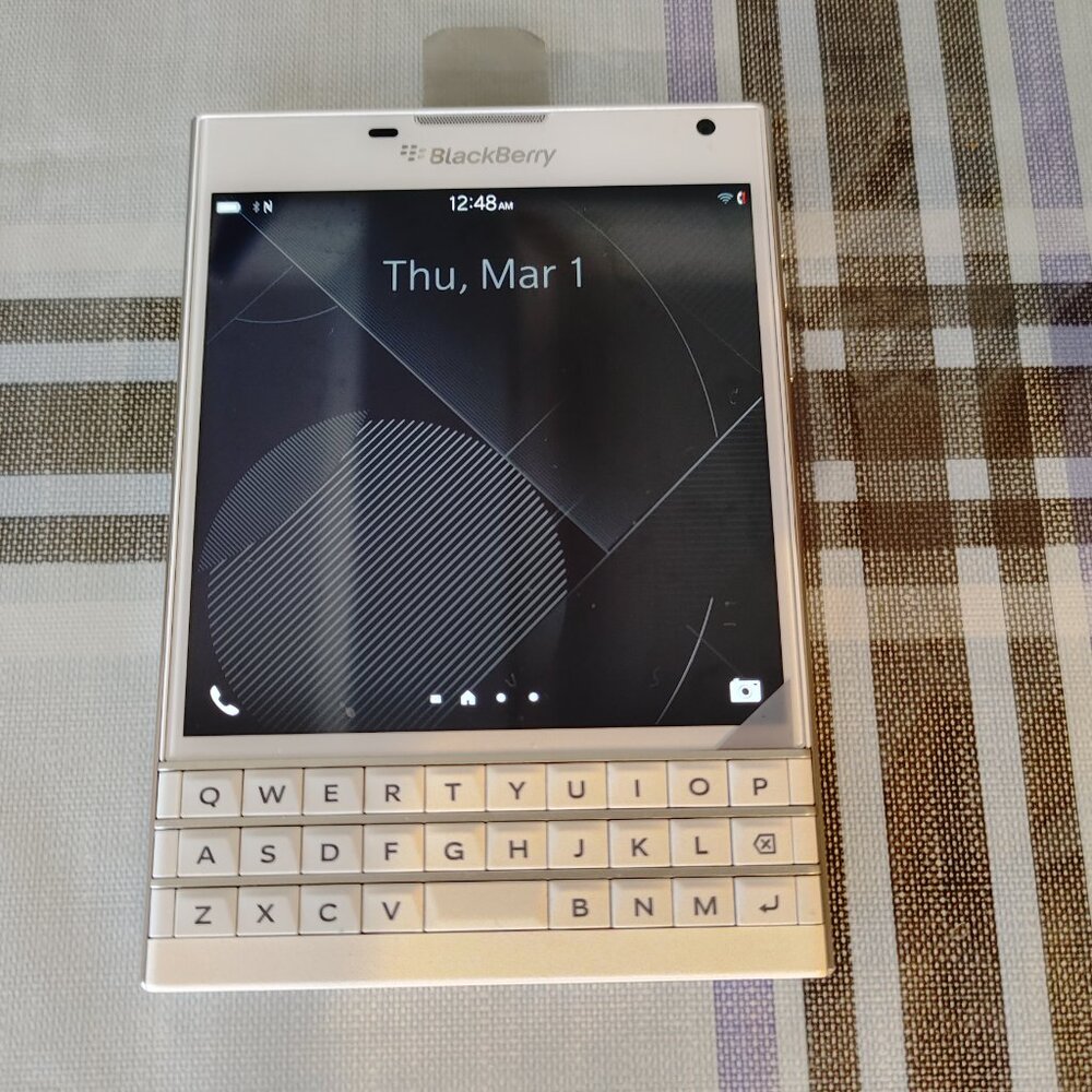 BlackBerry Passport Q30 (SQW100-1) 32GB+3GB 13.0MP Unlocked Smartphone (White)
